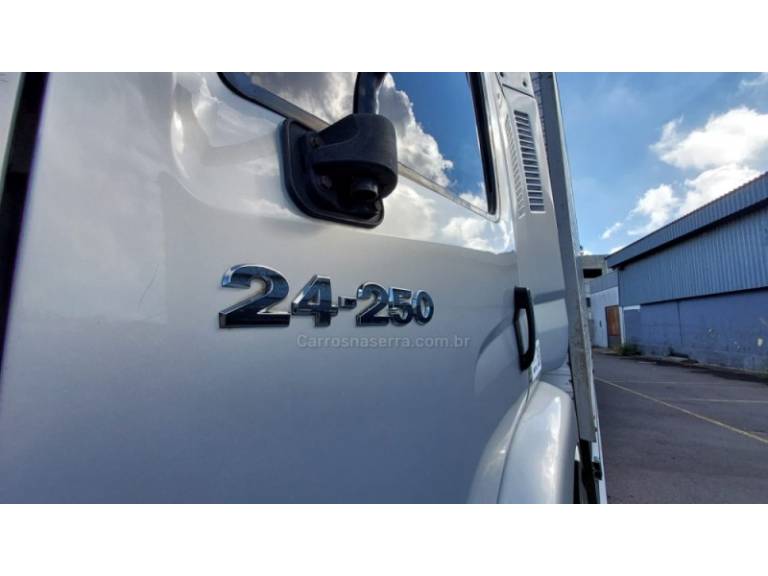 VOLKSWAGEN - 24-250 - 2011/2011 - Prata - Sob Consulta