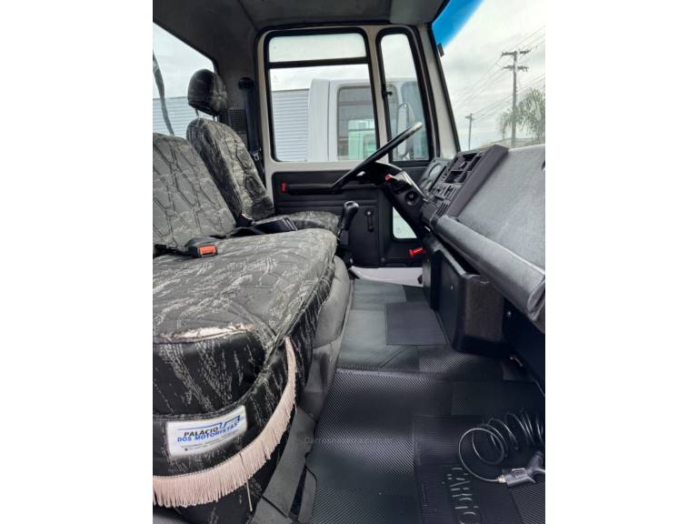 FORD - CARGO 815 - 2005/2005 - Branca - R$ 140.000,00